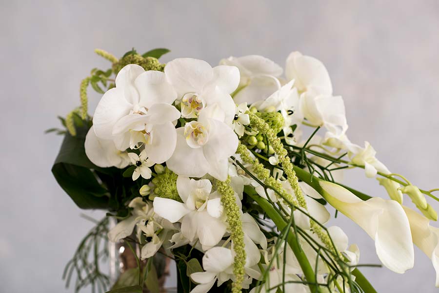 Převislá svatební kytice z kal a orchidejí