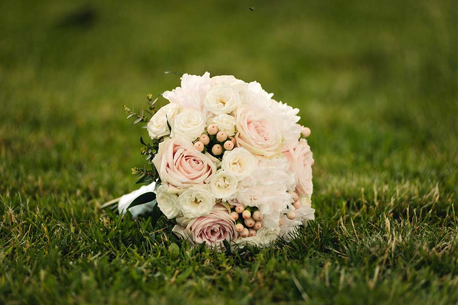 Svatební kytice z růží a pivoněk