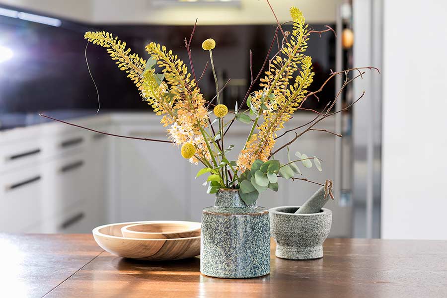 Váza s řezanými květinami - eremurus