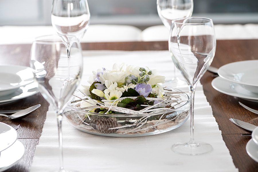 Zimní dekorace na stůl - frézie, chryzantéma